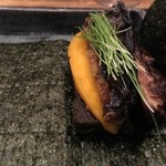 眞 - 芽ネギ、鰻のかば焼き、フォアグラソティ、フレッシュマンゴー、ヨモギ麩、右からぱりぱりの有明産海苔巻き