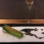 眞 - グリーンアスパラ、白いんげん、ゴルゴンゾーラピューレからすみかけ、黒ごまオイル添え、
      