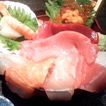 魚匠隆明 三宮店 - ハミだすマグロ♪　（隆明丼ぶり）