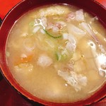そば処 つる岡 - 具沢山の味噌汁