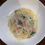 Gastropub THE TRAM - ベーコン、ほうれん草、玉葱のホワイトソースパスタ 980円