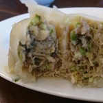 手打らーめん　玄 - 断面をパシャ！あんはちょうど良いシットリ感です。野菜も豊富でみっしり入ってます。