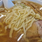 手打らーめん　玄 - 麺は、低加水の中太やや縮れ手打ち麺です。
      青竹で打ってると言っても、
      佐野ラーメンのような、ピロピロ、ビロビロではありません。