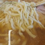 手打らーめん　玄 - しっかりした硬さを持った麺ですね。
            こちらのお店に来ないと食べられない麺です。
            わたしは、この麺が好きです。大好きです。