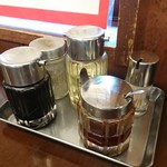 手打らーめん　玄 - 調味料入れは、一回一回引き上げて丁寧に補充し拭いておるようです。