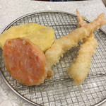 マグロと天ぷら定食 銀八 - サツマイモ・人参。海老２本