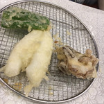 マグロと天ぷら定食 銀八 - キス・ピーマン・マイタケ