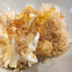 マグロと天ぷら定食 銀八 - 卵の天ぷらはご飯にのせて