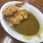 サン・カレー - お皿にはみ出たカレー。そんなコンマイこと気にしちょったら、広島で生きていけんデェ〜（＾◇＾）