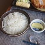 米愛豚とんかつとおばんさい みかみ - ご飯と漬物(2019.05)