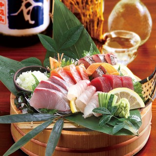 Sashimi made by artisans using fresh local fish