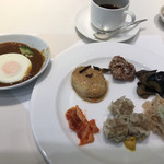 ベルテンポ - 朝食ビュッフェ２６００円。３皿目？ アジアンなど。カレーに目玉焼きをトッピングしました(^｡^)。唐揚げ、焼売、朝からガッツリです（笑）。大好物なので、焼売がらあるとテンションが上がります（╹◡╹）