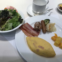 ベルテンポ - 朝食ビュッフェ２６００円。一皿目？ 洋食中心。
                    サラダは、ナンプラーでいただくのが好みです（╹◡╹）オムレツは、ハムとチーズを選んで作っていただきました。とても美味しかったです（╹◡╹）