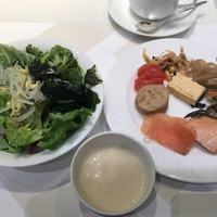 ベルテンポ - 朝食ビュッフェ２６００円。２皿目？和食中心。焼き魚２種、明太子、だし巻き卵、とろろ汁、お浸し、煮物、いずれも優しい味わいで、大好きです（╹◡╹）
