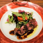 熊本県産エコメ牛のグリル。ルッコラとバルサミコソース添え。