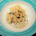 ペンネ　ゴルゴンゾーラとトレビスのクリームソース　クルミ添え