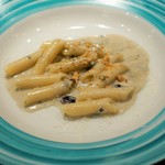 トラットリアビコローレヨコハマ - ペンネ　ゴルゴンゾーラとトレビスのクリームソース　クルミ添え