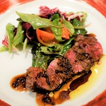 トラットリアビコローレヨコハマ - 熊本県産エコメ牛のグリル。ルッコラとバルサミコソース添え。