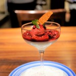 トラットリアビコローレヨコハマ - パンナコッタ　フレッシュ苺とフランボワーズのソルベット添え