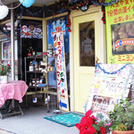 パティスリーアドゥマン - ごちゃごちゃした外観w