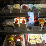 パティスリーアドゥマン - ショーケース内