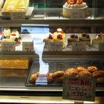 パティスリーアドゥマン - ショーケース内