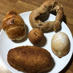 海辺のパン屋 La La Bakery - 天然酵母百姓庵の塩ロール
            ¥180
            長州どりチキン揚げカレー
            ¥320
            クール・オランジェ
            ¥300
            チーズケーキドーナツ
            ¥120
            レモンカステラ
            ¥160