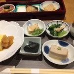 日本橋浅田 - 焼き立ての出し巻き卵、温菜は豚の角煮、鰆の焼き物、若竹煮。じゃこピーマンに蕎麦豆腐などなど