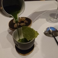 ad hoc  - メニューにないアミューズ。テーブルでスープが注がれます。