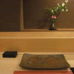 鮨 そえ島 - ボケてるけど、バイカウツギの生け花がステキでした、山ノ花は清楚で強さがありますね。