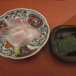 鮨 そえ島 - 唐津のヒラメ、わさび醤油で・・塩もついてます