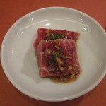 鮨 そえ島 - 鯨の尾の身、炙って合って香りも良く、脂の旨みも感じられ美味しいです、ソースも美味しいですね。