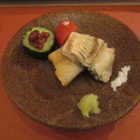 鮨 そえ島 - 海鰻の蒸し焼き、持田農園のトマト添え、香ばしくて柔らかい鰻。そして鰻に負けてない美味しさのトマト、塩味と旨みがあるトマトです