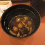 鮨 そえ島 - なめことアオサの赤だし