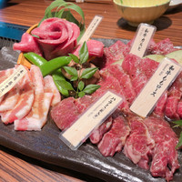 焼肉会席 舌牛 銀座店 - 焼肉5種盛合せ（熟成牛タン/山形牛カルビ/山形牛ももロース/豚カルビ/ハラミ）
                    