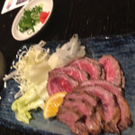 はちこう居酒屋 - 和牛のタタキ。冷たくて香ばしいです。