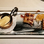 ア・タ・ゴール - クラシックベルギーワッフル  チェリージヴレとキャラメルアイス