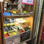 つくば本店 - テイクアウトコーナー、手づくり？「おにぎり」や「おいなりさん」が並んでいます