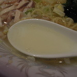 東海菜館 - 鶏そばのスープ