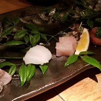 大どころ - お刺身盛り合わせ
                    大きな器にちんまり並べられたお刺身が素敵♪