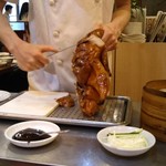 民福北京烤鴨店 - 北京ダックをテーブル前で切り分けてくれます