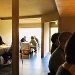 リョウリヤ ステファン パンテル - 自然光が差し込む店内は満席に。人々の楽しそうな騒めき。肩肘張らない明るい空間。。。(*´꒳`*)