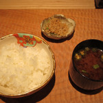 酒事と飯事 黄瀬戸 - 御飯 土鍋炊き御飯
      止椀 ホワイトアスパラとオクラの赤だし
      香菜 ちりめん山椒