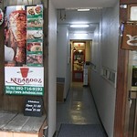 ケバブーズ  - とんかつ屋さんの横の通路を奥に進みます