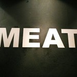 カウンター席の上には"MEAT"と。
