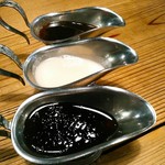 ソースは６種類あり、選んだのは上からジンギスカン、ガーリック、バター醤油。個人的にはこの順番で好き。