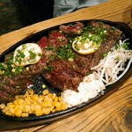 炭火焼ハンバーガー＆ステーキ チェリーズ - シカゴフラップ(右側)＆ハラミは200gずつで３１００円(税込)