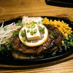 炭火焼ハンバーガー＆ステーキ チェリーズ - ハンバーグステーキは200gだと１３００円(税込)。
