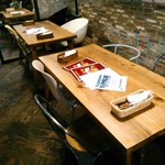 炭火焼ハンバーガー＆ステーキ チェリーズ - GW中は連日全席禁煙。外に灰皿はあります。