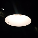 炭火焼ハンバーガー＆ステーキ チェリーズ - 天井の照明。